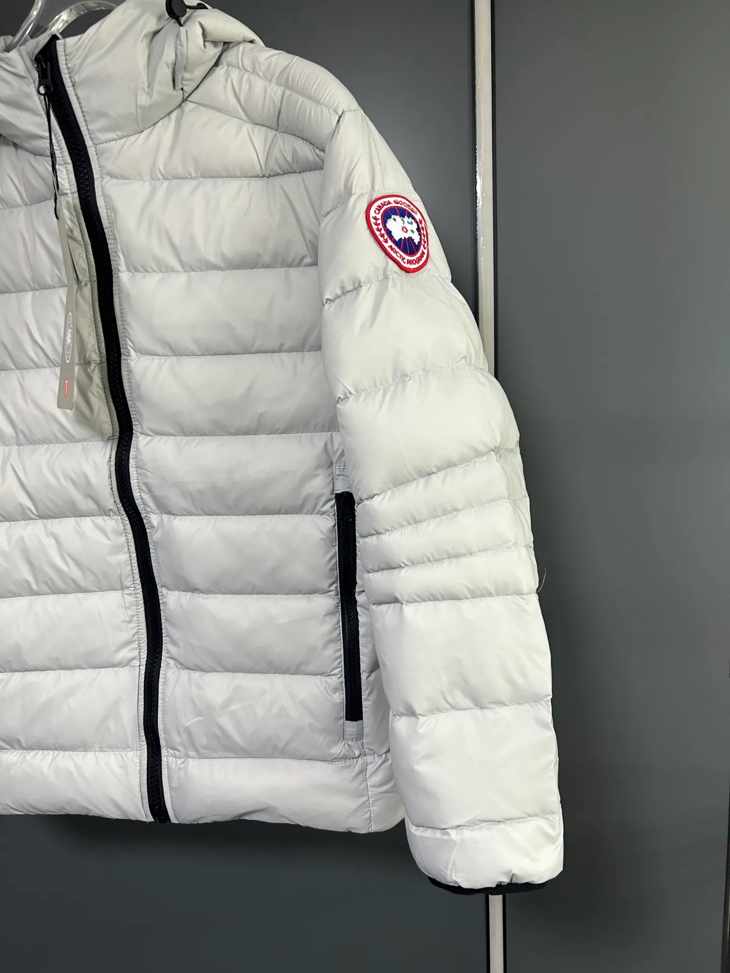 P660 CANADA GOOSE Canada Goose Crofton solid color hooded zipper outdoor warm rib down jacket 90 down filling 750 fill power Tajima embroidery white duck down short lightweight hooded down jacket jacket small zipper pocket on the chest side for storing things The Thorium AR hooded model is versatile, durable and warm. It can be used as a mid-layer in winter and winter, or worn alone. It can also be easily worn with hard-shell clothing in cold environments.     The fabric has been improved with AratoTM30 nylon fabric with fine texture, which is super warm and very wear-resistant. It is also treated with DWR, which can effectively prevent water and moisture.     DownCompositeMapping zone filling technology can reasonably allocate down insulation and synthetic insulation areas. The simple design of StormHoodM is made of synthetic insulation materials. Zippered hand pockets, inner zipper pockets. Combination of technology and technology. Lightweight and warm. Three-dimensional tailoring. Hooded design. Complete three-label accessories. What you see is what you get. Same style for men and women. Color: off-white. Size: M-3XL.